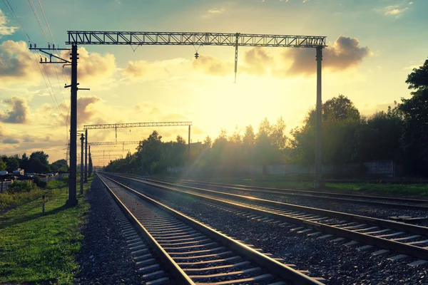 Perspectiva de los ferrocarriles en la noche luz amarilla — Foto de Stock