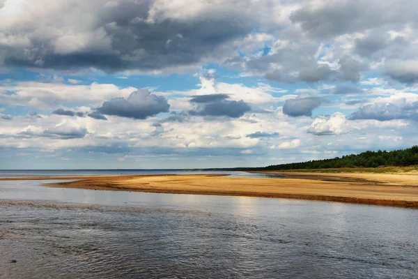 The horizon line on the beach of the Baltic Sea