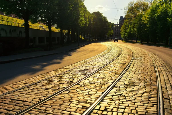 Sokakta kaldırım üzerinde bükme tramvay rayları