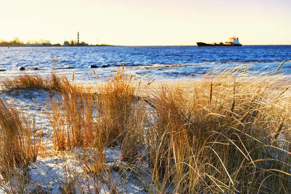 Корабель входить в гавань маяка взимку — стокове фото