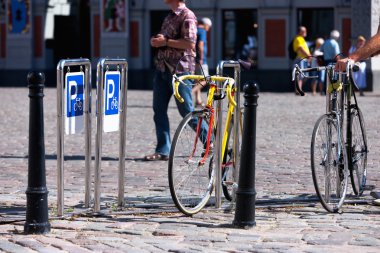 Riga Merkez meydanında bisikletler için park yeri