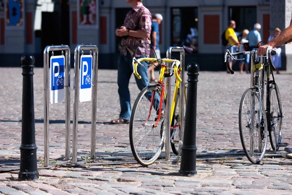 Parkering för cyklar på det centrala torget i Riga — Stockfoto