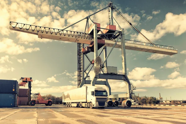 Truck container vrachtwagen en kraan in de haven — Stockfoto