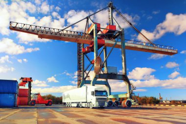 Kamyon konteyner kamyon ve vinç Port