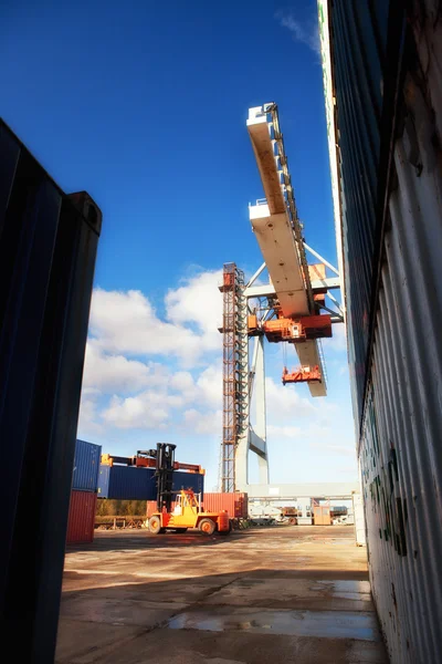 Conteneurs de chargement de grues dans le port — Photo