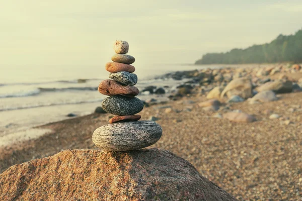 Pastel renklerde denizde sürdürülebilir cairn — Stok fotoğraf