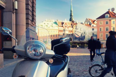 Riga Merkez meydanında scooter standları