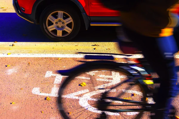 Auto und Fahrrad auf dem Hintergrund des Schildes Radwege — Stockfoto