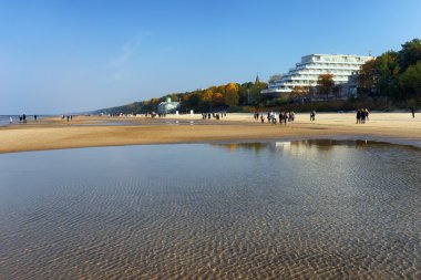 Güneşli bir sonbahar Baltık Denizi beach insanlar yürümek