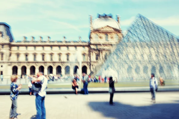 Bahar Louvre bölgesinde turist. Bulanık — Stok fotoğraf