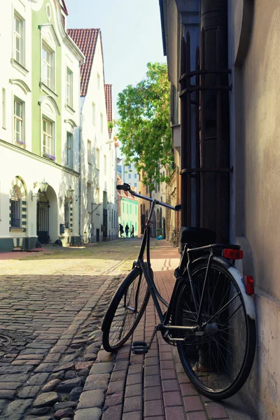 Fiets geparkeerd op straat in de oude stad van Riga — Stockfoto