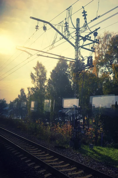 Blick aus dem Fenster des Autozuges auf die herbstliche Landschaft — Stockfoto