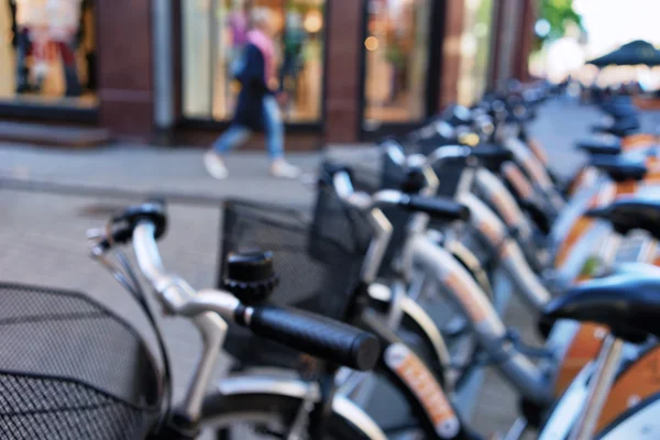 Echa de menos las bicicletas de estacionamiento de la ciudad. Borroso. —  Fotos de Stock