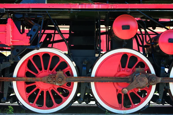 Деталь винтажного паровоза с красными колесами — стоковое фото