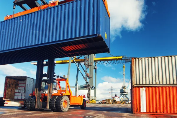 Containers in de haven van laden en lossen van schepen en mac — Stockfoto