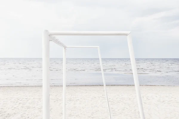 Träslöjd för beach fotboll på stranden av Östersjön — Stockfoto