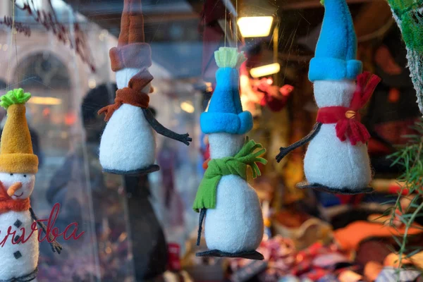 Смешные снеговики на Рождественской ярмарке — стоковое фото