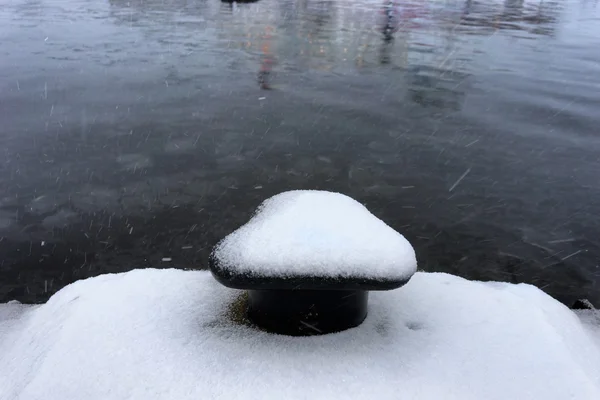Eerste sneeuw op de pier in de zeehaven — Stockfoto