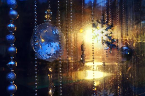 Juldekorationer av repiga glasfönster — Stockfoto