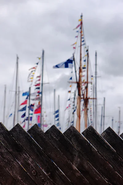Os mastros das tábuas de vedação do porto do iate — Fotografia de Stock