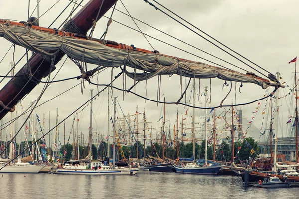 Jachten en vintage schepen in de haven van Riga — Stockfoto