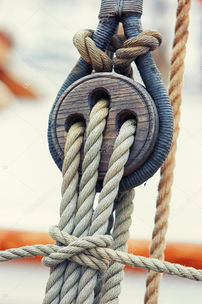 Rigging and ropes on a wooden sailing yacht — Stock Photo
