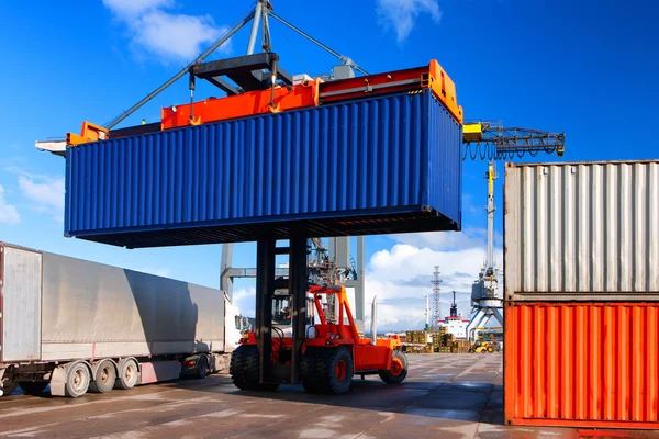 Laden en lossen van containers in de haven — Stockfoto