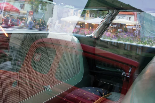 City and houses reflected in the glass of vintage cars — Stock Photo, Image