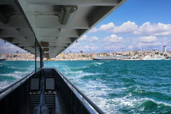 Visa från fartyget till den gamla staden Istanbul med reflektion — Stockfoto