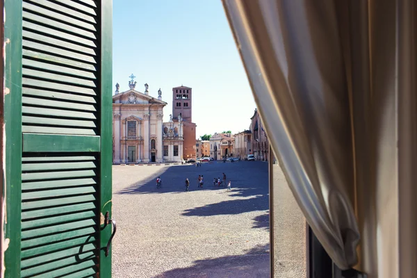 Pohled z oken na náměstí města Mantova jsem — Stock fotografie