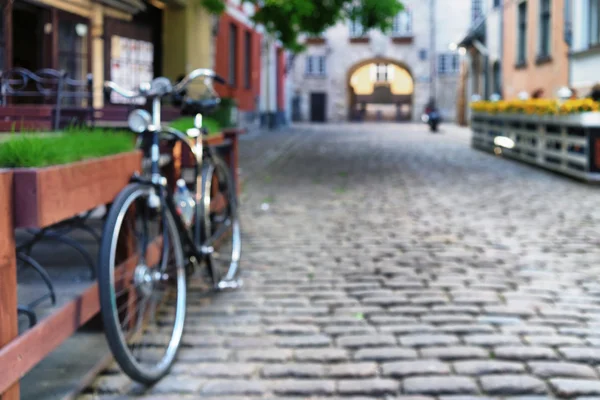 Cyclists at the summer cafe in the street with cobblestones in t — Stock Photo, Image