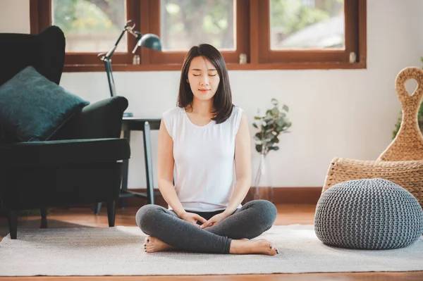 Feliz Mujer Asiática Deportiva Atractiva Practicando Meditación Casa Sala Estar — Foto de Stock