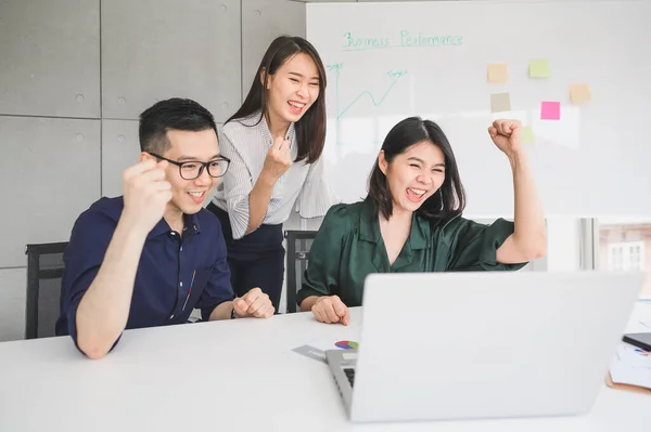 Feliz Animado Jovens Empresários Asiáticos Celebraram Sucesso Realização Sala Reuniões — Fotografia de Stock