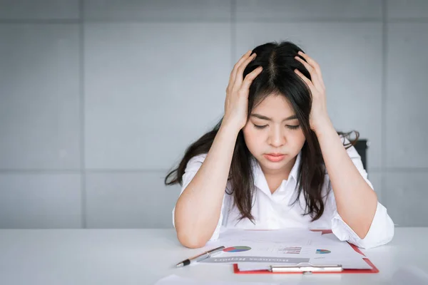 Asiática Mujer Mirando Estresado Probado Desde Trabajo Con Mano Cabeza — Foto de Stock