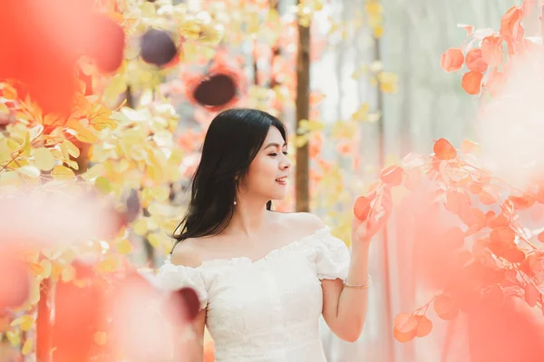 Portrait Heureuse Belle Femme Asiatique Dans Une Robe Blanche Automne — Photo