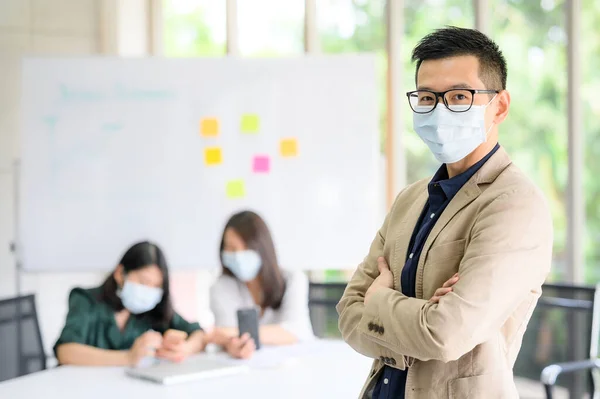 Happy Asian Businessman Wearing Face Mask Standing Crossed Arms Colleague — Stock Photo, Image