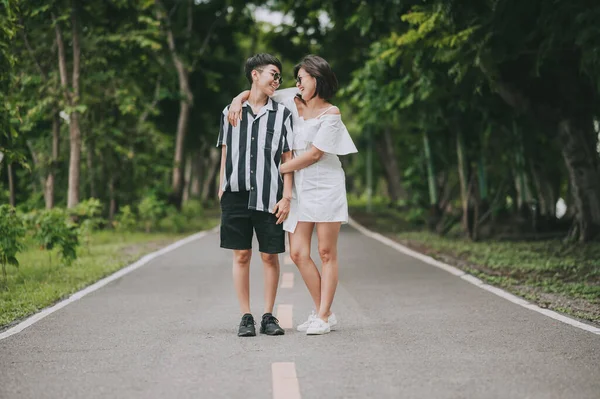 Feliz Ásia Lgbt Lésbicas Casal Amor Ter Bom Tempo Abraçando — Fotografia de Stock