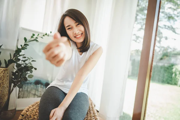 Mulher Asiática Feliz Sorrindo Mostrando Mini Sinal Coração Gesto Whlie — Fotografia de Stock