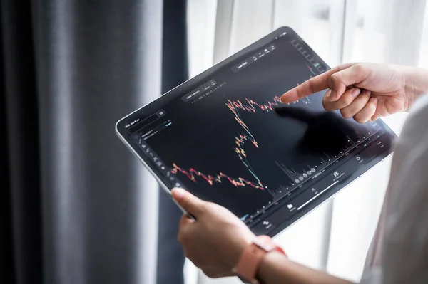 Hand Holding Digital Tablet Display Stock Market Data Graph Chart — Stock Photo, Image