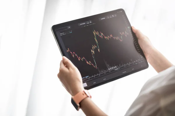 Hand Holding Digital Tablet Display Stock Market Data Graph Chart — Stock Photo, Image