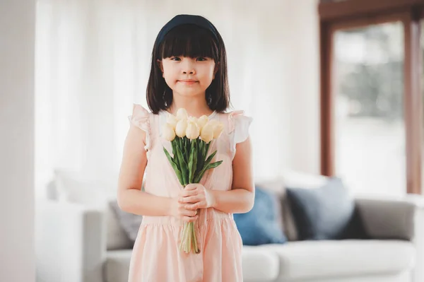 Щаслива Усміхнена Маленька Азіатська Дівчинка Букетом Квітів Вітальні — стокове фото