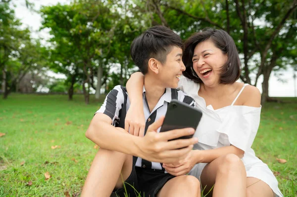 Feliz Rindo Asiático Lésbicas Casal Sentado Livre Parque Usar Telefone — Fotografia de Stock