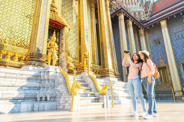 Mulheres Asiáticas Felizes Amigos Viajante Com Câmera Turismo Templo Buda — Fotografia de Stock