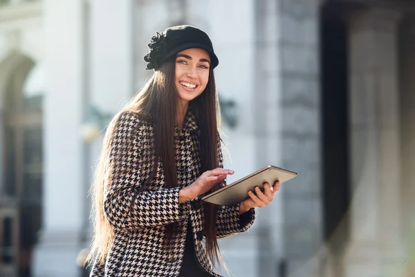아름다운 행복 미소 여자 를 사용하여 태블릿 에 도시 거리 — 스톡 사진