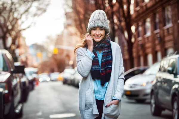 Mooie lachende vrouw lopen op stad straat dragen van casual stijl kleding — Stockfoto