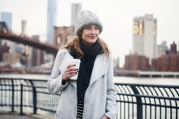 Mulher bonita andando com uma xícara de café em Nova York — Fotografia de Stock