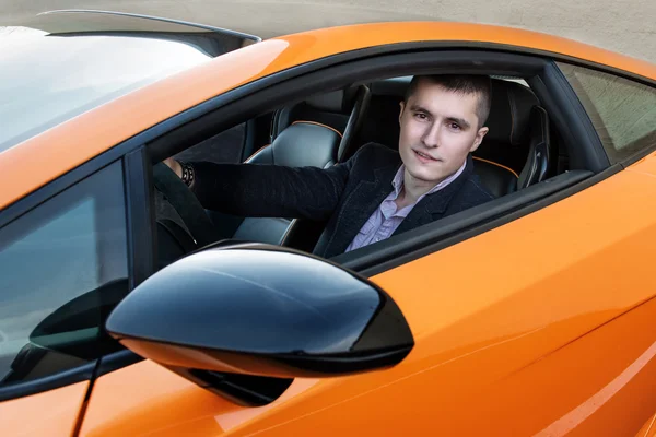 Felice giovane uomo d'affari alla guida di auto sportive di lusso — Foto Stock