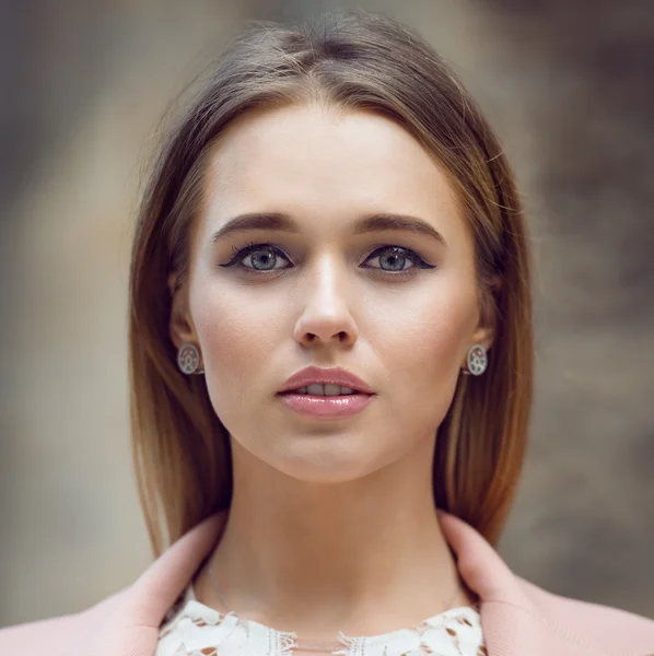 Close-up πορτρέτο του πρόσωπό όμορφο φυσικό νεαρή γυναίκα — Φωτογραφία Αρχείου