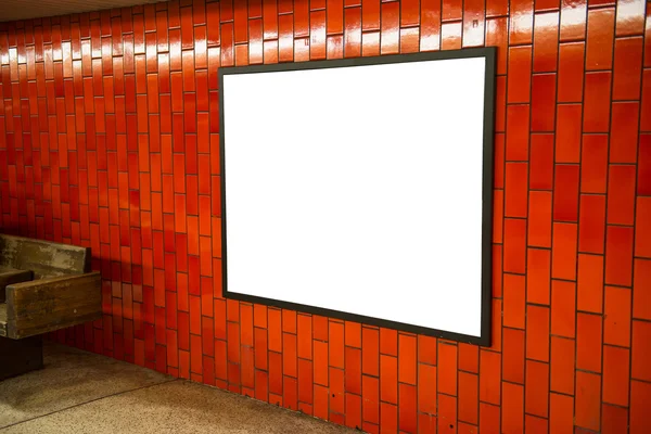 Anuncio vacío cartel espacio marco en la pared roja de ladrillo en la estación de metro — Foto de Stock