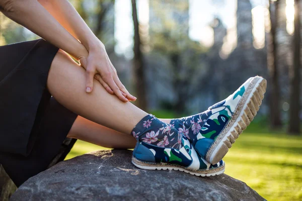 Das modische lässige Sommeroutfit der Frau mit schwarzem Rock, Schuhen und Socken — Stockfoto